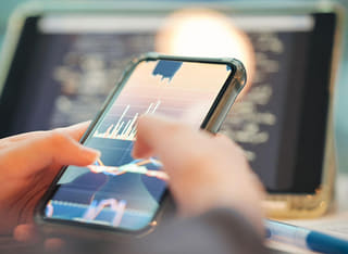 Investor monitorující průhledný postup při výběru a přesunutí finančních prostředků
