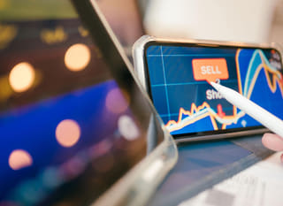Trader operující na více trzích a prohlížející Bitcoin, Ethereum s forex příležitostmi